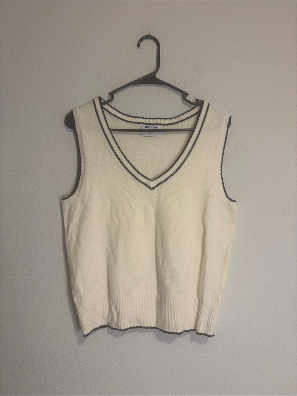 Old Navy so soft Cream V-Neck Sweater Tank with black contrast Trim M